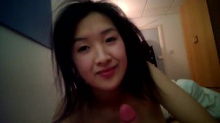 Asiatisches Mädchen schluckt seine Ladung