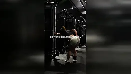 Lubang perawan 18 tahun mungil dientot habis-habisan sama deadlift slip