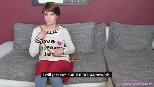 Женщина-агент - симпатичная девушка исследует киску агента в бурной офисной встрече