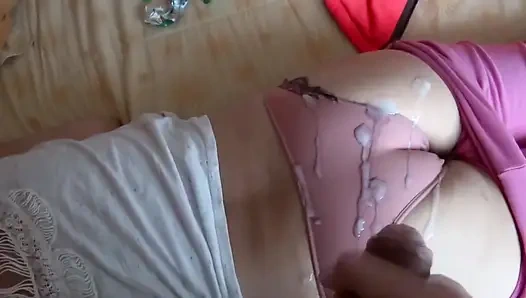 Die Freunde meines stiefsohns kommen vorbei und geben mir ladungen in meinen arsch, ich liebe ihre harten schwänze.