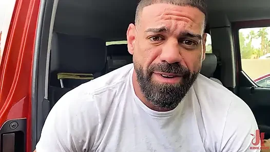 Yalnız Ricky Larkin terk edilmiş bir fabrikada yarağını ve taşaklarını bağlıyor