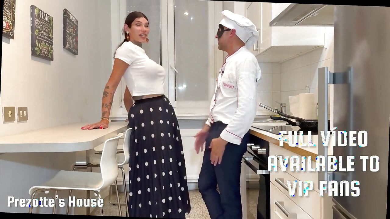 Pretplati se odmah da gledaš ovo i ostale videe: Jebanje u Prezotteinoj kuhinji - Kuhar jebe svoju pomoćnicu na poslu.