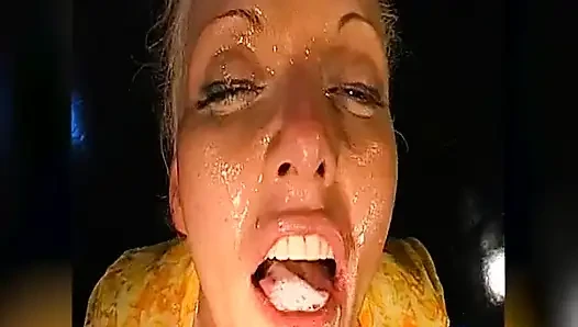 Cewek sange rambut cokelat dengan stoking seksi ini di-fingering dan dientot habis-habisan