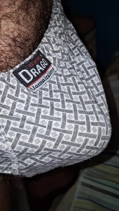 Kontol keras di pakaian dalam
