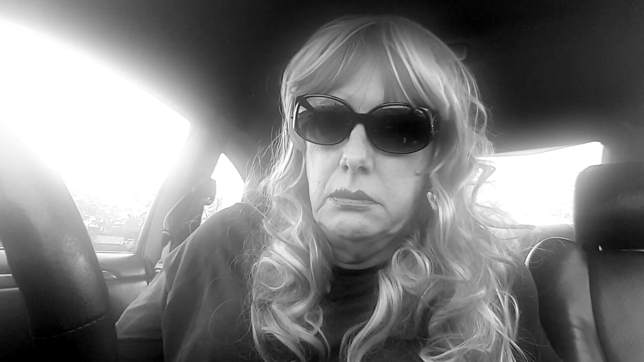 Matură TG CD Rainbow Wig piele mănuși de fumat VS120s ca o pro în mașina ei