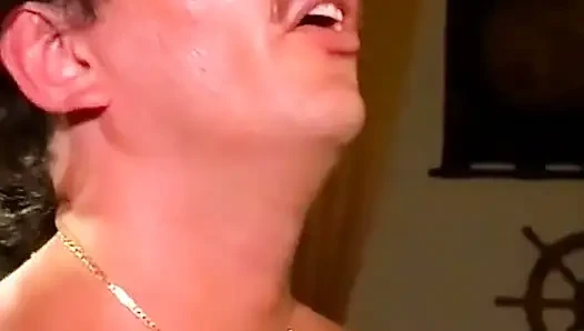 Erstaunlicher vollbusiger MILf-retro