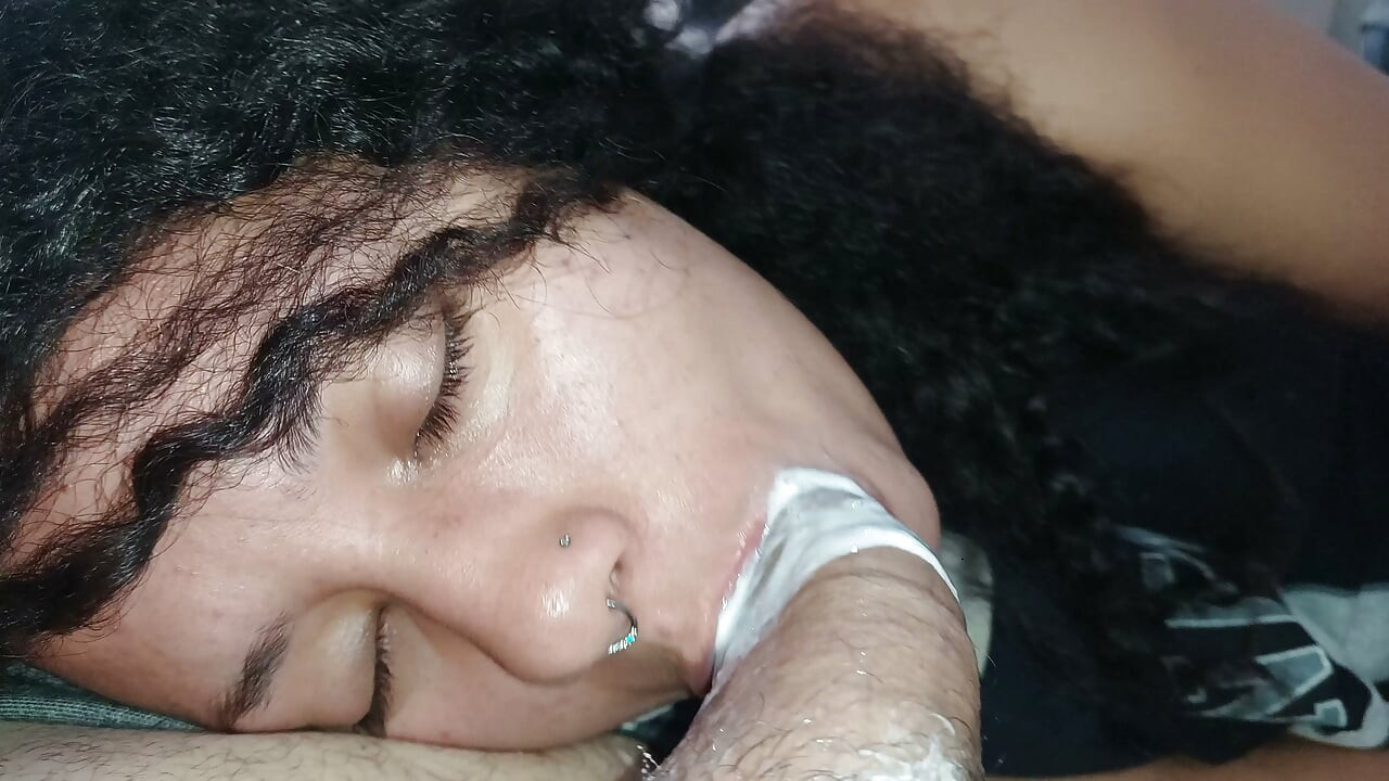 Debaixo das bolas do corno, pesado de luxúria, essa boca pequena chupa ele até o orgasmo.