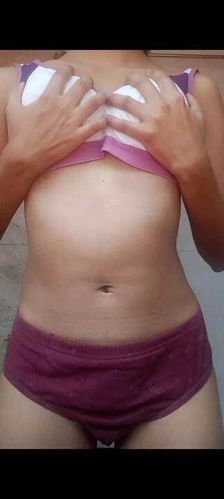 德西女孩在浴室热门视频中按压她的胸部
