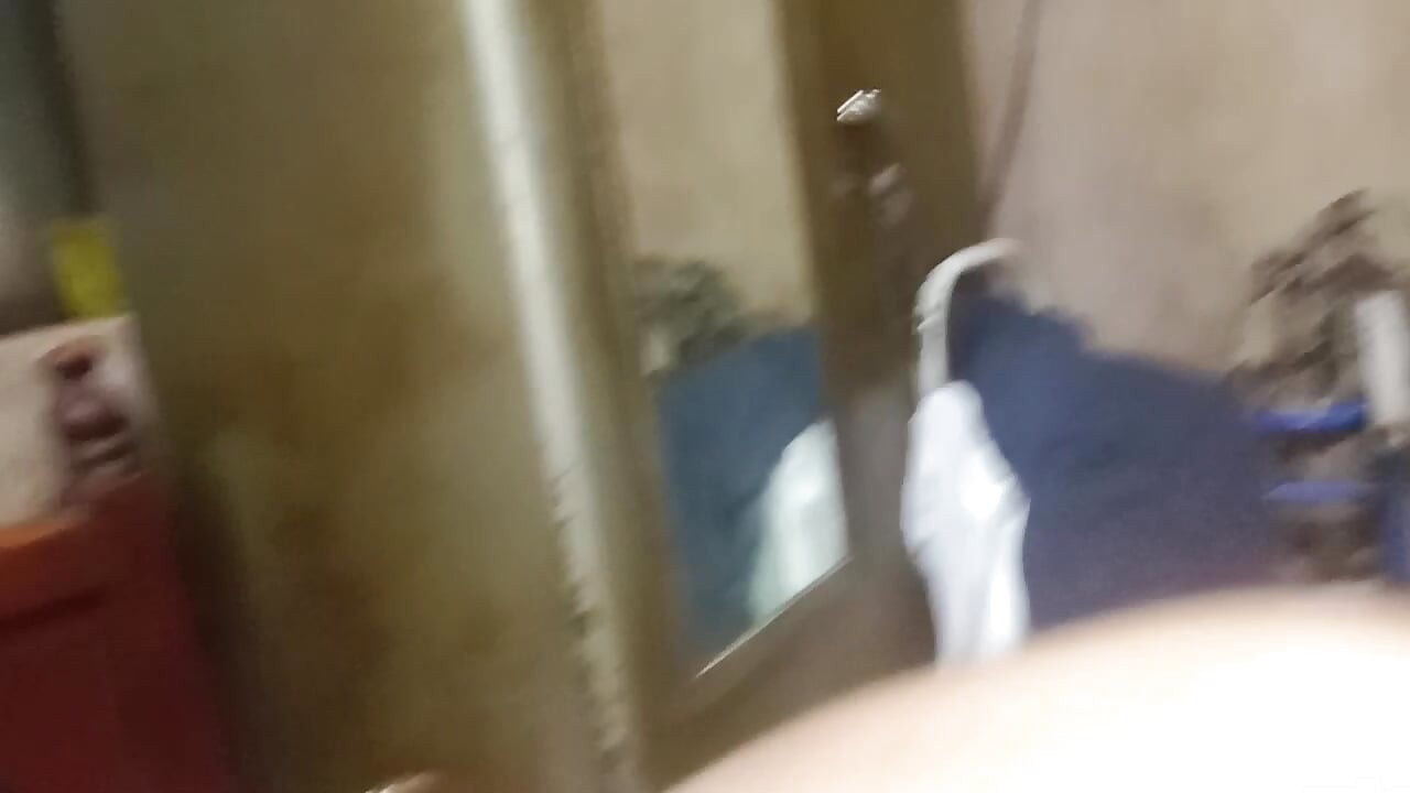 M-am dus la casa mamei mele vitrege, unde fiica ei vitregă era întinsă pe pat, purtând un sari roșu.