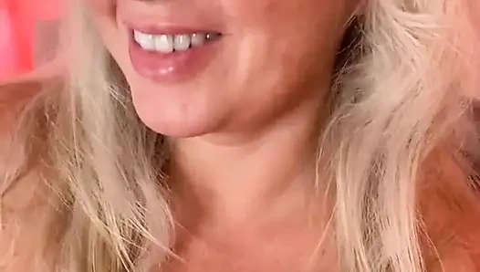 За кулисами синего, обнаженная и думающая красная субботняя мачеха Dommy в меж сценах!