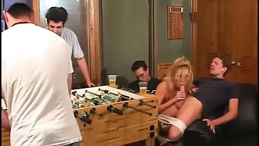 Gameplay yang polos berujung threesome randy