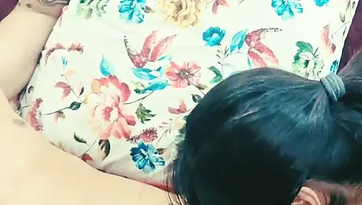 Akash membawa Tejaswini ke hotel dan menidurinya