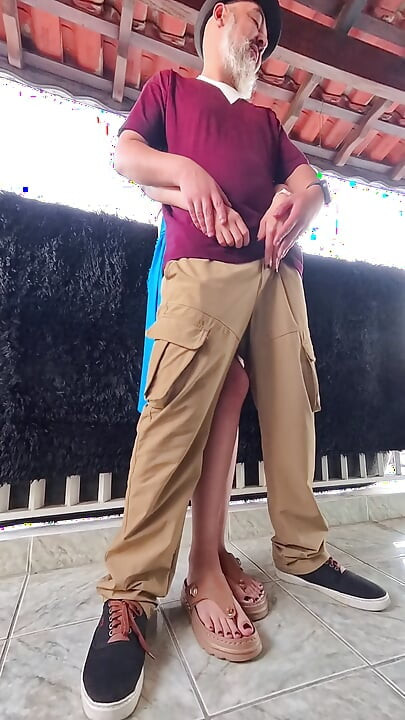 Jeu secret sur le balcon pendant une fête ennuyeuse.