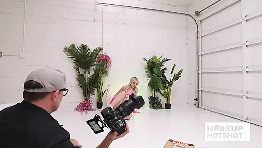 BTS - фигуристая Cecelia Taylor щеговает своим телом за кулисами!