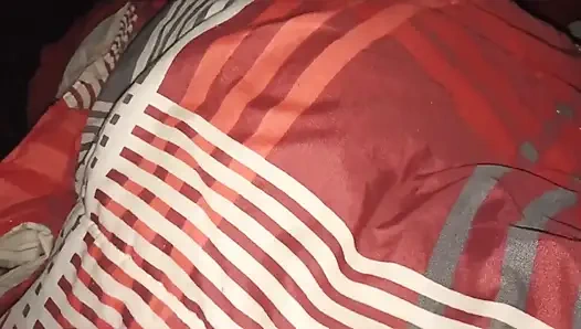 Istriku dengan pantat bahenol lagi nonton sinetron di ponselnya