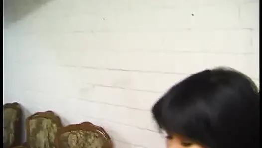 Asyalı fahişe iki yarak alıyor