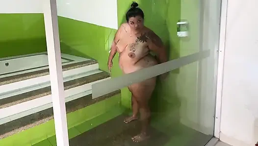 Mein pod lutscht meinen schwanz und lässt mich damit duschen
