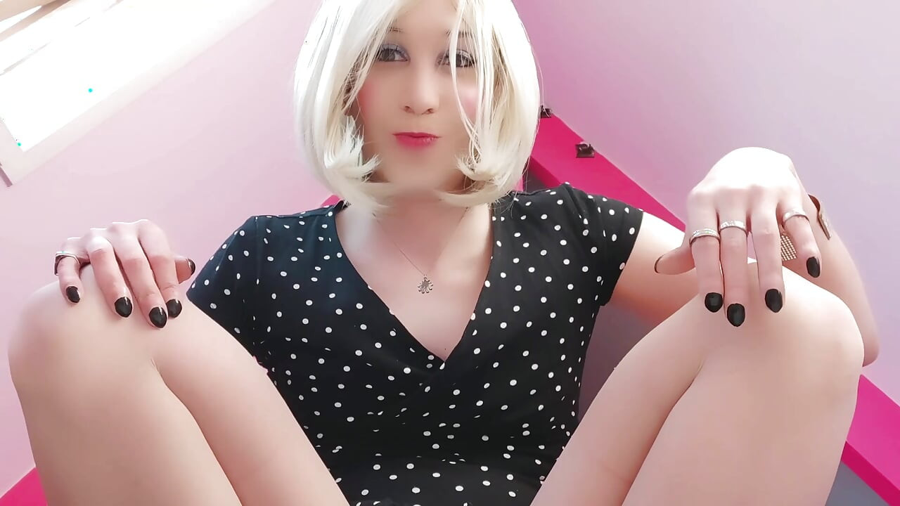 Kamila mostrando seu corpo e gozando no sótão rosa