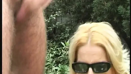 Sarışın bebek ıslak grupta sırılsıklam açık havada dölleniyor