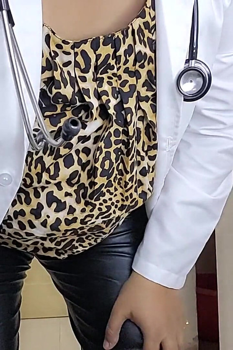 Dr Lund Khade sigara içiyor ve clenic'te boşalıyor