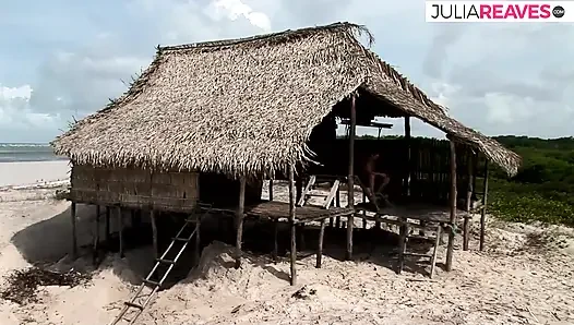 Heiße schlampe stöhnt, als sie nach der masturbation auf beide löcher gefickt wird