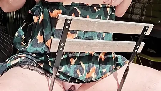 Dewasa terangsang membelai putingnya dan menunjukkan bibir tebalnya yang besar.