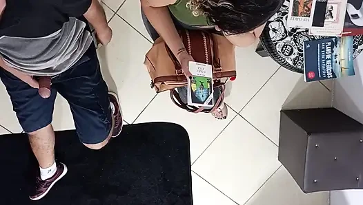 Seks tak terduga di ruang tunggu sama orang asing.