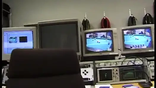 Зрелая блондинка сосет его член