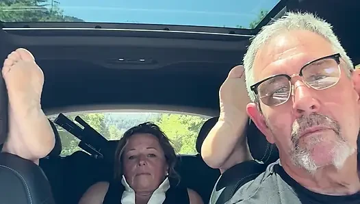 Ehefrau spielt mit ihrer muschi auf dem rücksitz, während Papi fährt, roadtrip