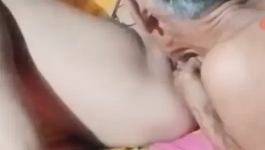 Memek istri cantik enak bange dijilat