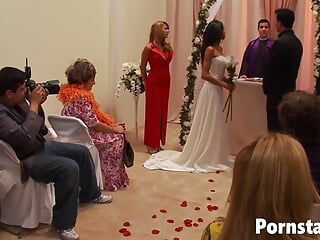 La novia caliente Kayla Carrera folla con la amiga del prometido