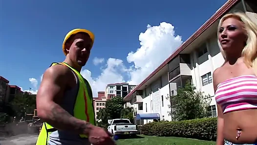 Pelacur pirang disetubuhi oleh pekerja jalanan