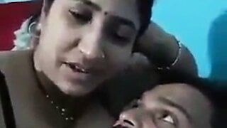 德西印度妻子的胸部吮吸牛奶