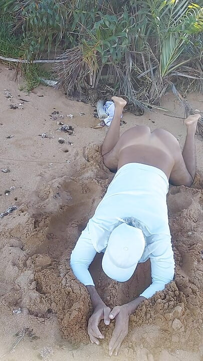 Ladysilva moja opalona dupa z seksownym znakiem na plaży