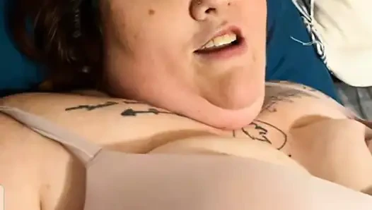 Peter griffin si pria yang mirip keluarga melampiaskan apa yang seharusnya dia masukin ke dalam memeknya yang bodoh