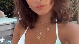 Vanessa Hudgens funkelnd im weißen Bikini