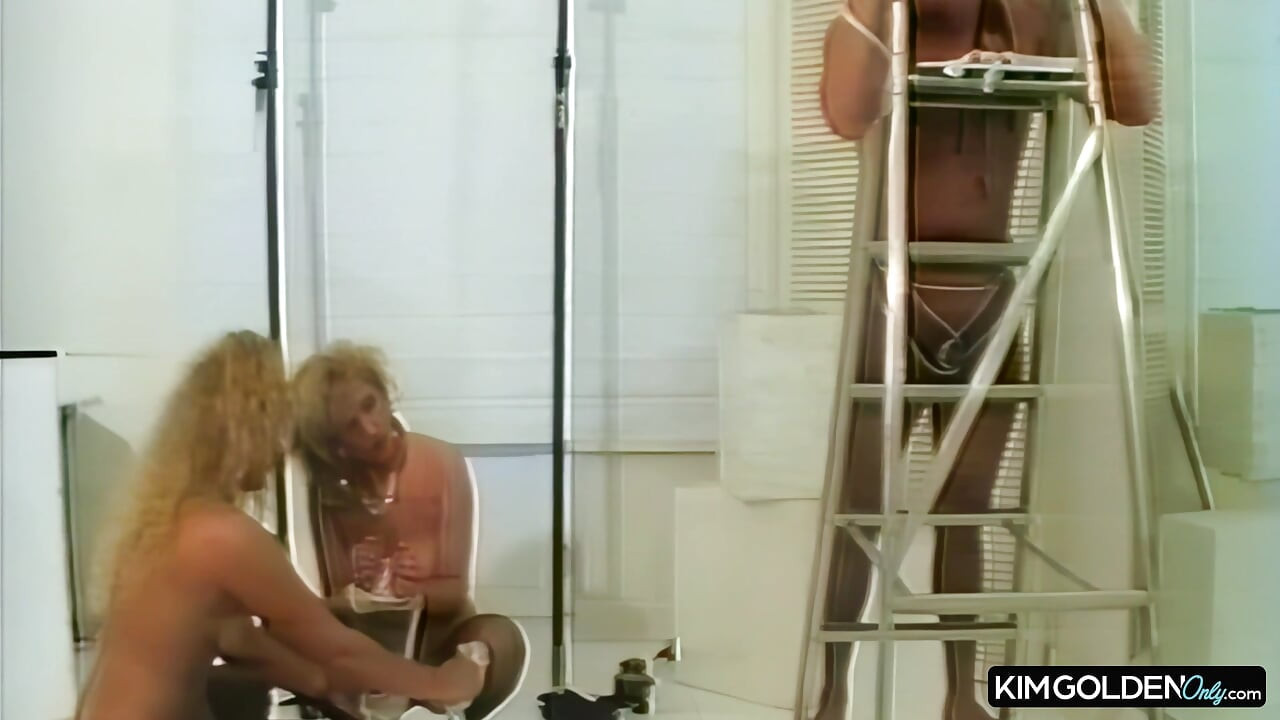 Sinnliche Blondinen im erotischen Striptease