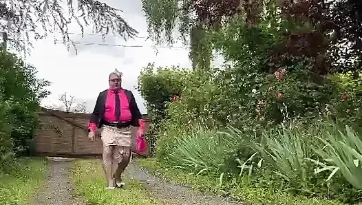 Akşam dışarı çıkmak için küçük polka nokta etekli giyinmiş