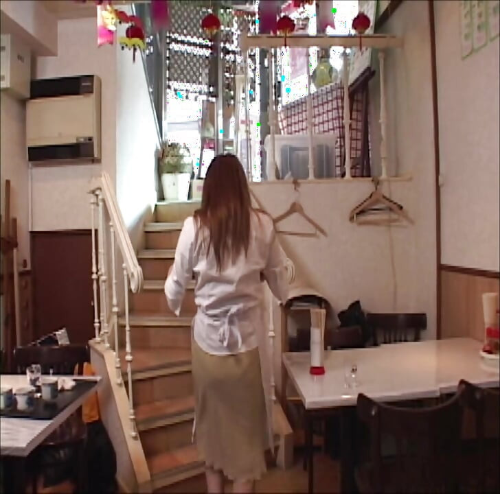 P135G04 ความโรแมนติกเซ็กซี่ระหว่างชายกับหญิงที่ทํางานที่ร้านอาหารจีนในเมืองโตเกียว ซึ่งเป็นผู้หญิงที่เป็นผู้ใหญ่