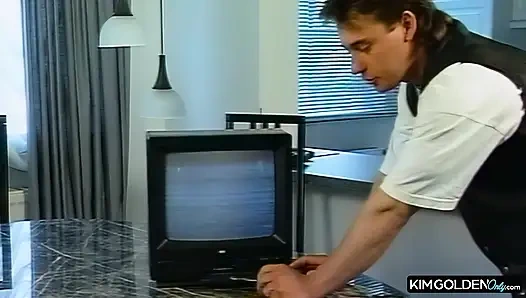 Винтажная блондинка в дикой компьютерной сессии