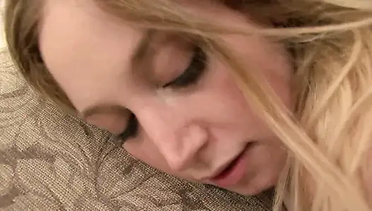 Siyah çoraplı seksi genç kız sikiliyor