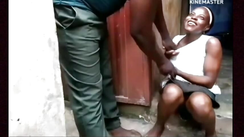 Afrikanischer soldat auf einer mission in Indien fickt ein indisches mädchen in einer ecke