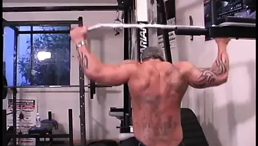 Pejantan terangsang menyetubuhi milf kulit hitam di gym setelah menjilati memeknya