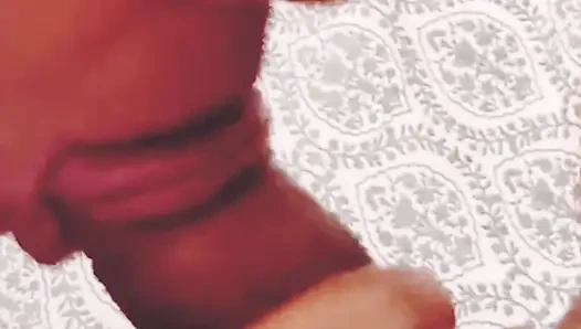 Istri yang lagi selingkuh nyepong pacarnya di kamar hotel