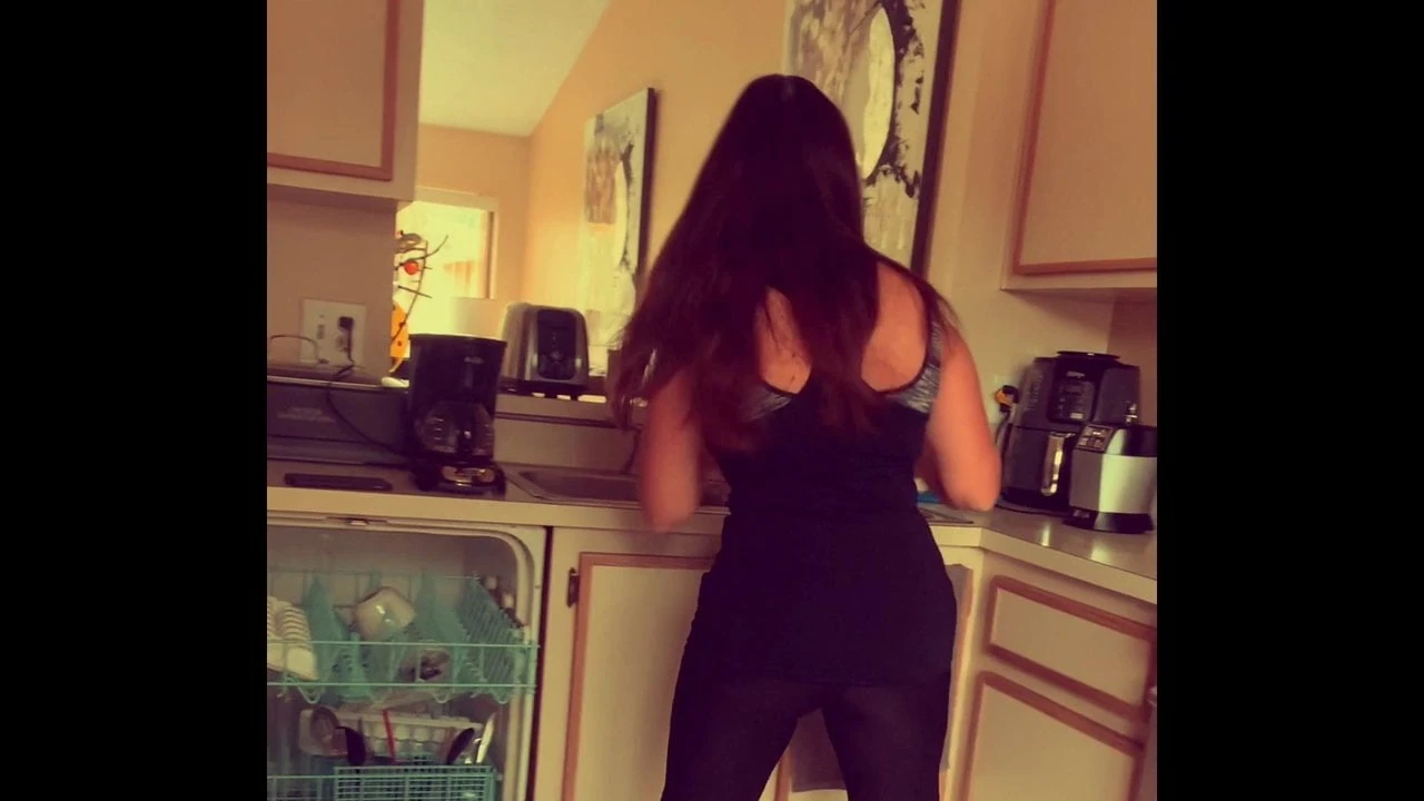 Η milf γειτόνισσα μου πειράζει τον πούτσο μου