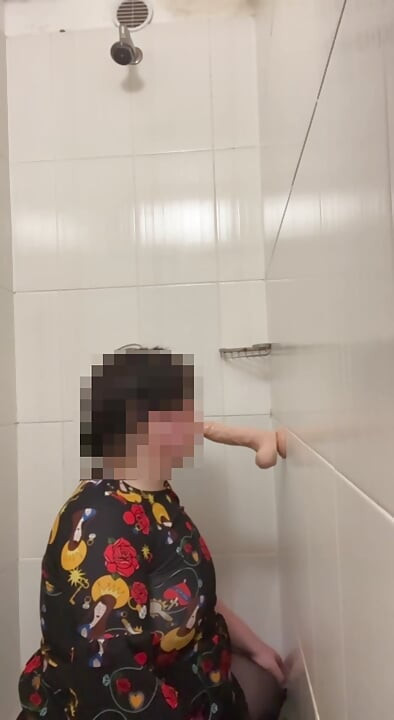 Femeie dolofană Boi Crossdresser care se joacă cu un vibrator la duș
