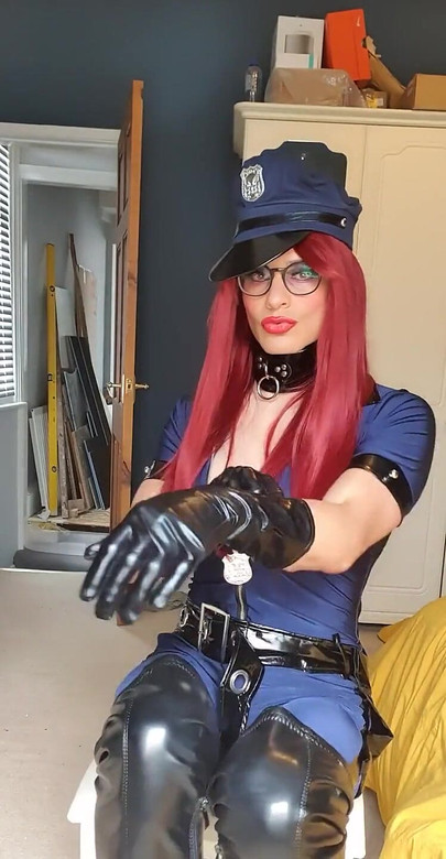 军官必须穿着适当的装束 ️