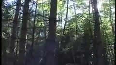 Francuska dziewczyna z 2 mężczyznami w lesie