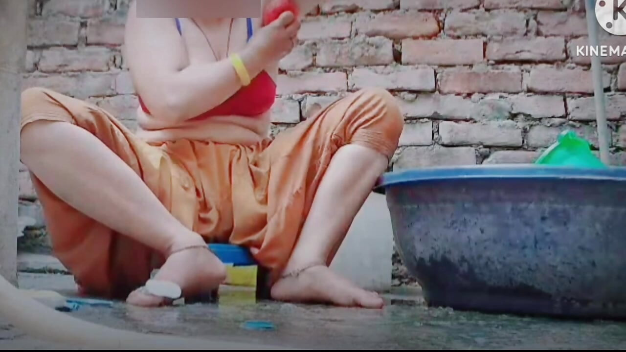 Sevimli yumuşak ateşli seksi video köyü ateşli kız banyo yapıyor