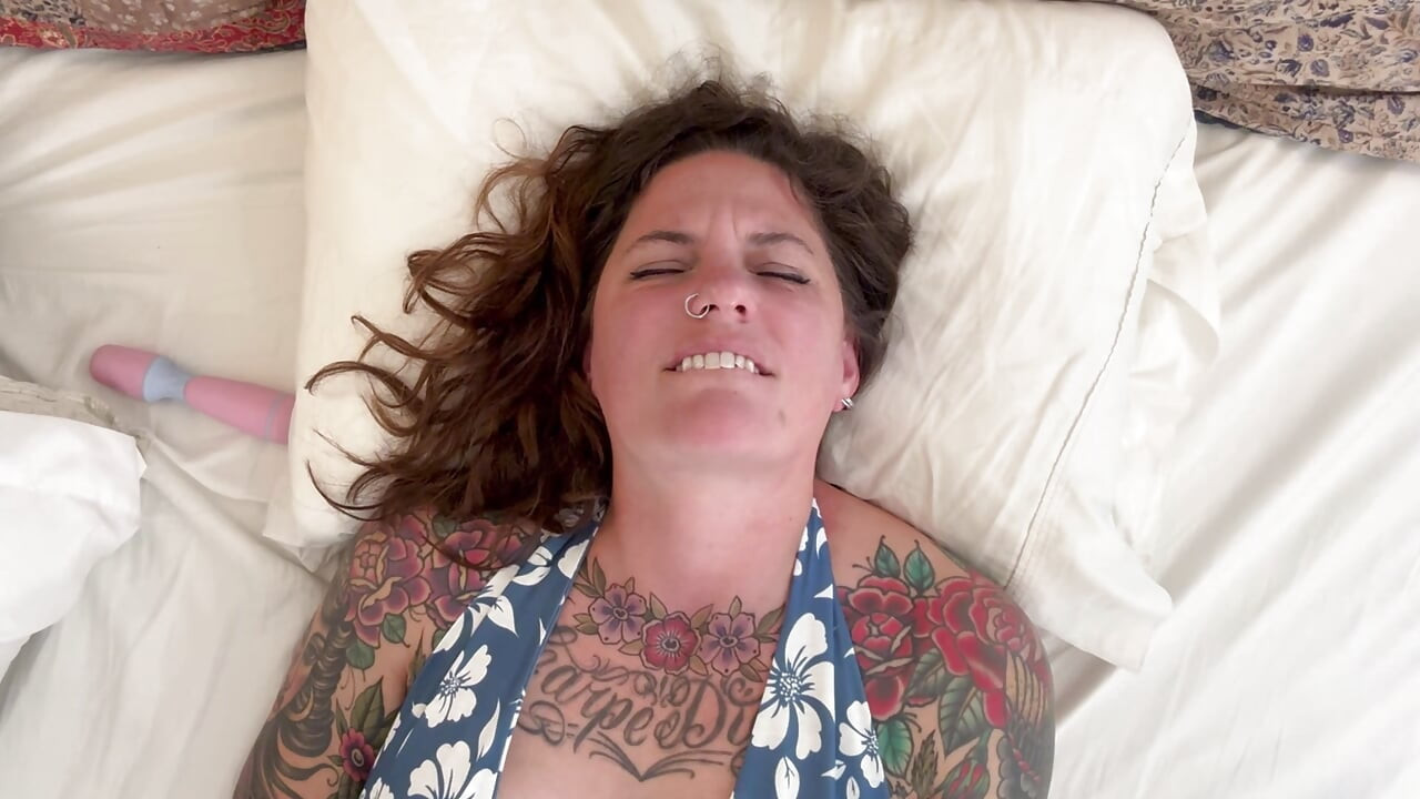 Carrie Capri s’enfile un énorme gode et a un vrai orgasme